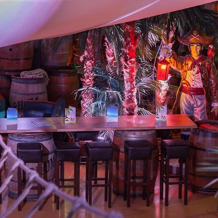 Hotel Du Parc - Pirates Chasseneuil-du-Poitou Buitenkant foto