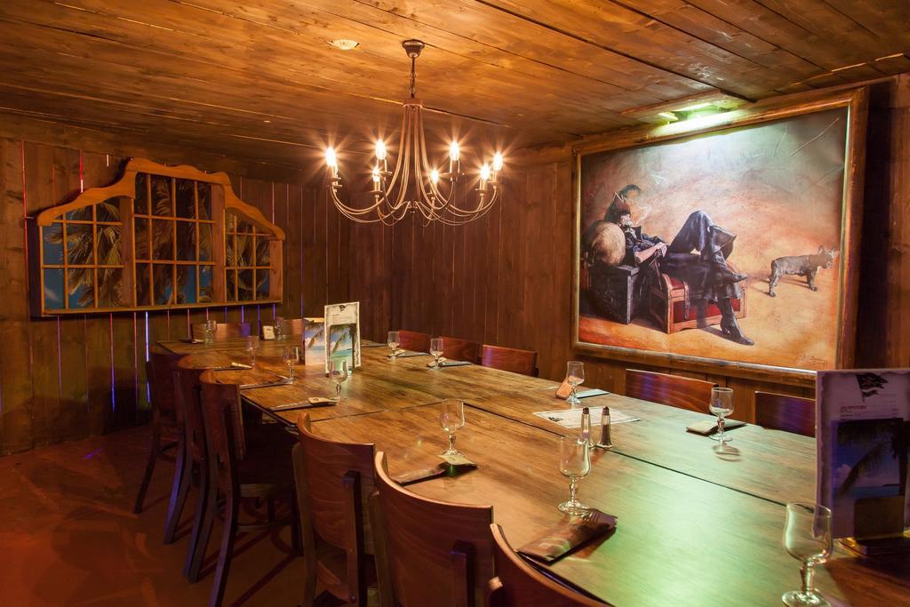 Hotel Du Parc - Pirates Chasseneuil-du-Poitou Buitenkant foto