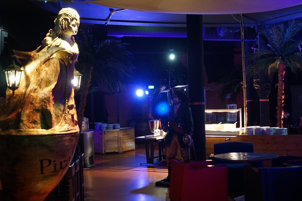 Hotel Du Parc - Pirates Chasseneuil-du-Poitou Buitenkant foto