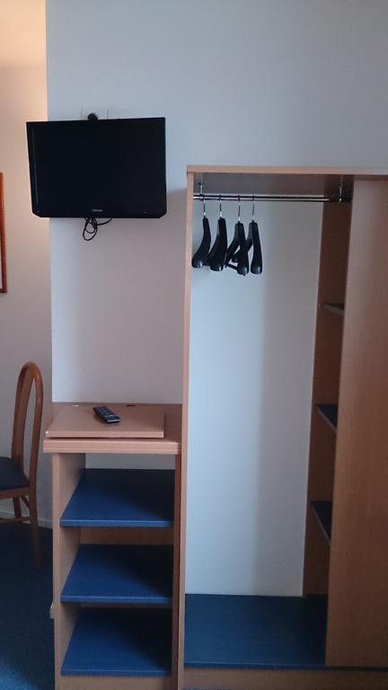 Hotel Du Parc - Pirates Chasseneuil-du-Poitou Kamer foto